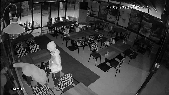 Acemi hırsızlar önce kameraya, ardından polise yakalandı