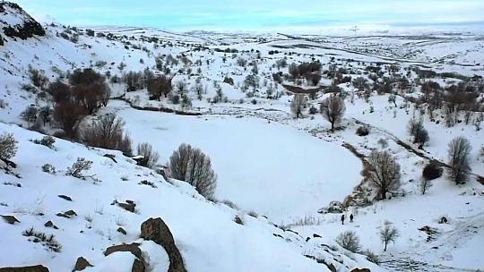 Ağın'da buz tutan tektonik Sülüklü göl, dron ile görüntülendi