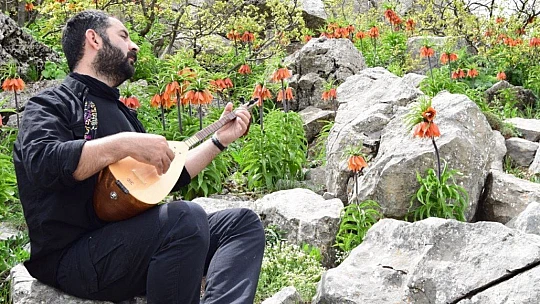 Ağlayan gelinlerin görsel şölenine sazı ve sözüyle eşlik etti