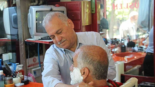 Ailesi maddi imkansızlıklar nedeni ile okutamadı, 50 yıldır makas sallayarak çocuğunu avukat yaptı