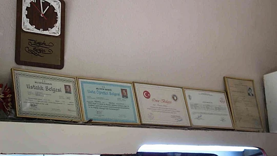 Ailesi maddi imkansızlıklar nedeni ile okutamadı, 50 yıldır makas sallayarak çocuğunu avukat yaptı