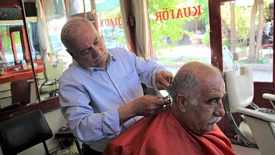 Ailesi maddi imkansızlıklar nedeni ile okutamadı, 50 yıldır makas sallayarak çocuğunu avukat yaptı