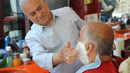 Ailesi maddi imkansızlıklar nedeni ile okutamadı, 50 yıldır makas sallayarak çocuğunu avukat yaptı