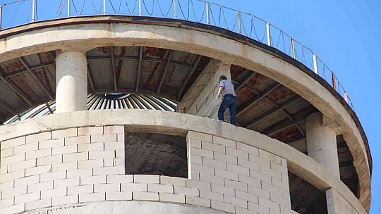 Ailesi tarafından terk edilen adam 12 katlı kuleye çıktı, ekipler ikna etti