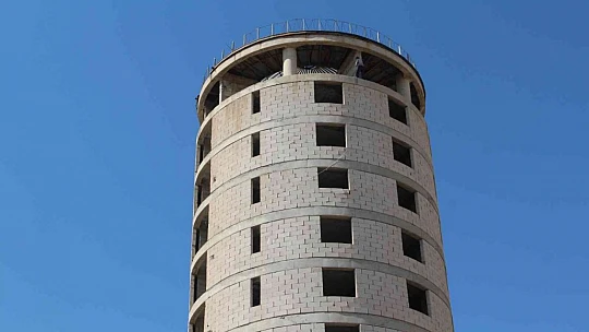 Ailesi tarafından terk edilen adam 12 katlı kuleye çıktı, ekipler ikna etti