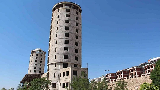 Ailesi tarafından terk edilen adam 12 katlı kuleye çıktı, ekipler ikna etti