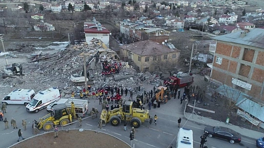 Ailesini depremde kaybetti kendisi 12 saat sonra kurtuldu:'Bir kişi çıktığı zaman sanki ben çıkıyorum'
