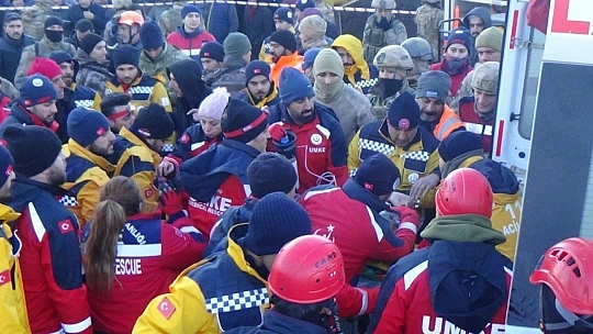 Ailesini depremde kaybetti kendisi 12 saat sonra kurtuldu:'Bir kişi çıktığı zaman sanki ben çıkıyorum'