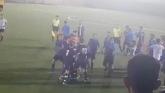 Amatör maçta tekme ve yumruklar havada uçuştu