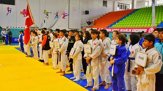 Analig Judo Yarı Finalleri Elazığ'da sürüyor