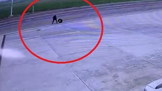 Kamyonetten Fırlayan Teker Tehlike Saçtı