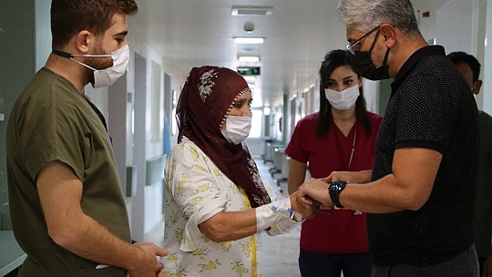 Ani inme geçiren kadın başarılı operasyonla yürümeye başladı