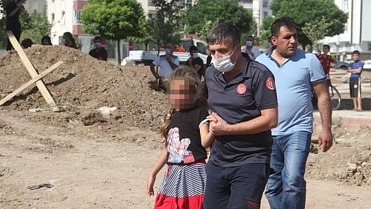 Annesinin intihar teşebbüsünü gözyaşları içerisinde izledi