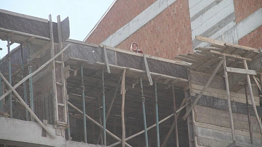 Annesinin intihar teşebbüsünü gözyaşları içerisinde izledi