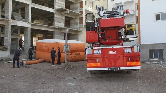 Annesinin intihar teşebbüsünü gözyaşları içerisinde izledi