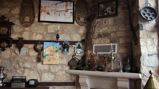 Antika tutkusu sayesinde işlettiği kafe müzeye döndü