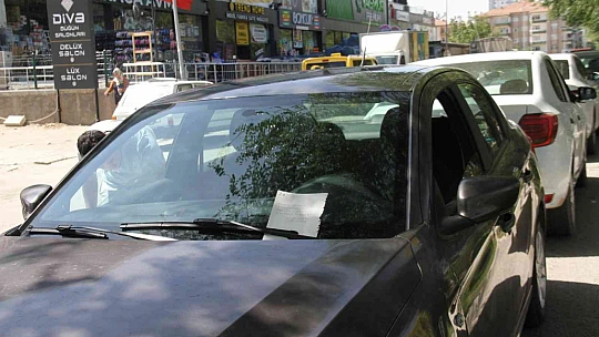 Arabasına binince ceza yediğini zannetti, gerçeği görünce 'İnsanlık ölmemiş' dedi