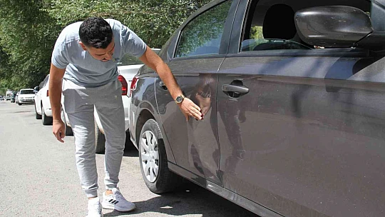 Arabasına binince ceza yediğini zannetti, gerçeği görünce 'İnsanlık ölmemiş' dedi