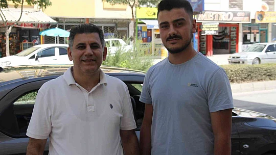 Arabasına binince ceza yediğini zannetti, gerçeği görünce 'İnsanlık ölmemiş' dedi