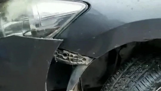 Aracın motoruna sıkışan yavru kedi, 2 saat süren çalışma ile çıkartıldı