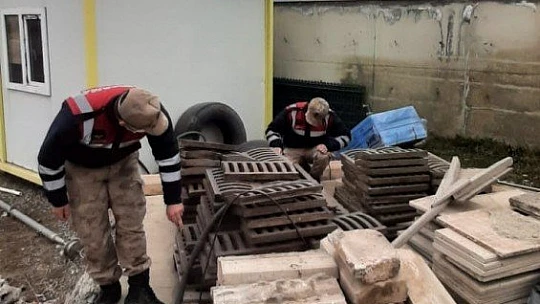 Aranan şüpheli mazgal çalınca yakayı ele verdi