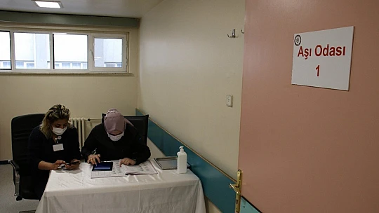 Aşı odaları boş kaldı, Başhekim sırası geleni 'Kliniklerimiz gece 24'e kadar çalışmaktadır' diyerek davet etti