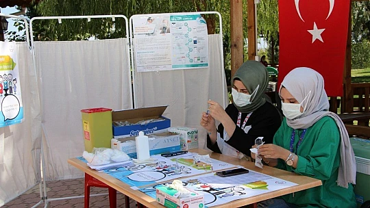 Aşı olmaktan korkan Güllü ninenin hemşire ile diyaloğu güldürdü