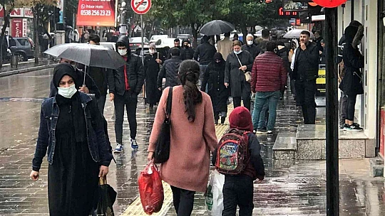 Aşılamada sarıya dönen Elazığ'da uzmanlar uyardı: 'Ben aşı oldum, bu hastalık bana bulaşmaz demeyelim'