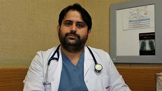 Aşılı ve aşısız olarak koronaya yakalanan 2 gencin akciğer tomografisi korkunç gerçeği gözler önüne serdi