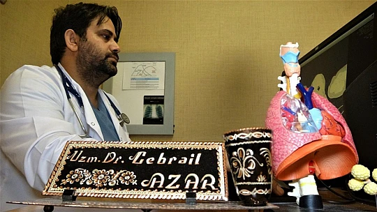 Aşılı ve aşısız olarak koronaya yakalanan 2 gencin akciğer tomografisi korkunç gerçeği gözler önüne serdi