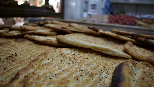 Asırlık fırın, sadece Elazığ'a özgü 'yağlı' ve 'peynirli' ekmek üretiyor