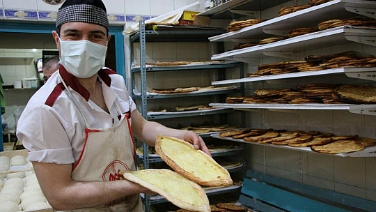 Asırlık fırın, sadece Elazığ'a özgü 'yağlı' ve 'peynirli' ekmek üretiyor