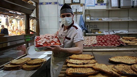 Asırlık fırın, sadece Elazığ'a özgü 'yağlı' ve 'peynirli' ekmek üretiyor