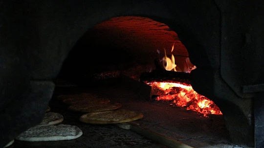 Asırlık fırın, sadece Elazığ'a özgü 'yağlı' ve 'peynirli' ekmek üretiyor
