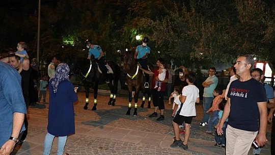 Atlı Jandarmalara Çocuklardan Büyük İlgi