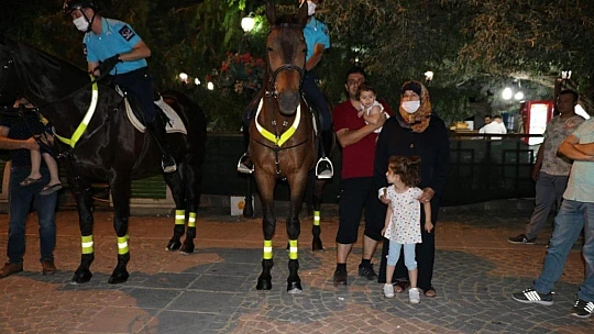 Atlı Jandarmalara Çocuklardan Büyük İlgi
