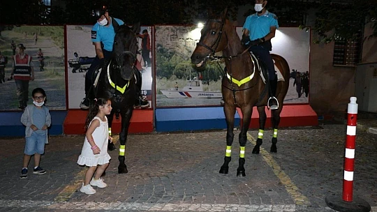 Atlı Jandarmalara Çocuklardan Büyük İlgi