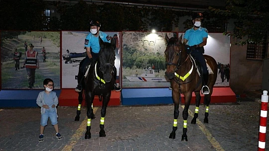 Atlı Jandarmalara Çocuklardan Büyük İlgi