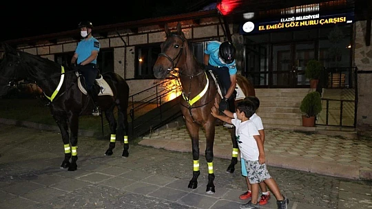Atlı Jandarmalara Çocuklardan Büyük İlgi