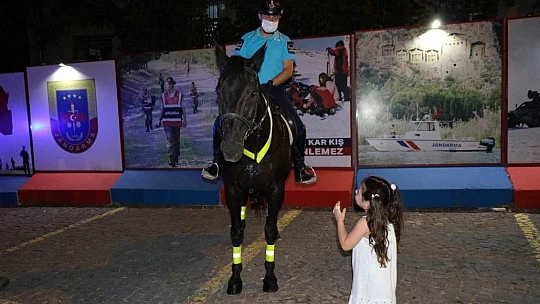 Atlı Jandarmalara Çocuklardan Büyük İlgi