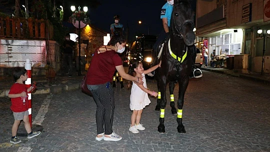 Atlı Jandarmalara Çocuklardan Büyük İlgi