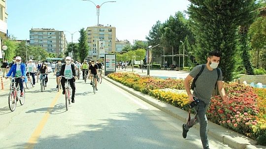 Avrupa Hareketlilik Haftası kapsamında vali ve başkan pedal çevirdi