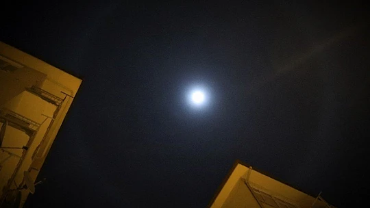 Ay halesi oluştu, vatandaşlar telefonlarına sarıldı