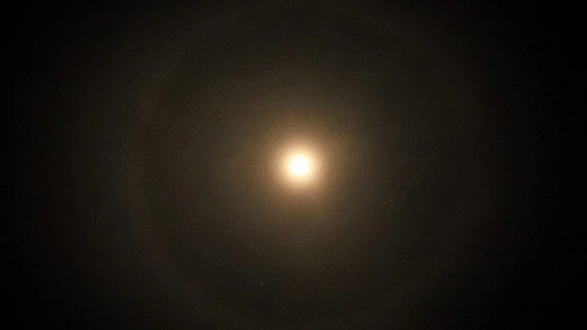 Ay halesi oluştu, vatandaşlar telefonlarına sarıldı