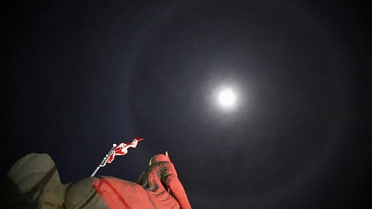 Ay halesi oluştu, vatandaşlar telefonlarına sarıldı