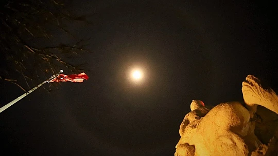 Ay halesi oluştu, vatandaşlar telefonlarına sarıldı