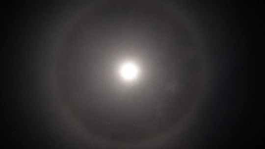 Ay halesi oluştu, vatandaşlar telefonlarına sarıldı