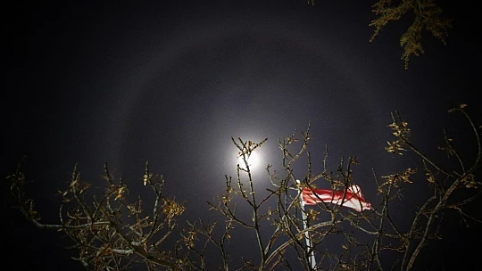 Ay halesi oluştu, vatandaşlar telefonlarına sarıldı