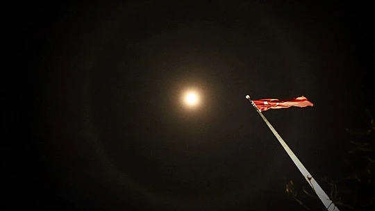 Ay halesi oluştu, vatandaşlar telefonlarına sarıldı