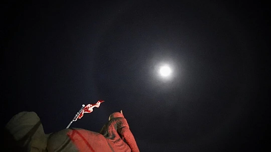 Ay halesi oluştu, vatandaşlar telefonlarına sarıldı